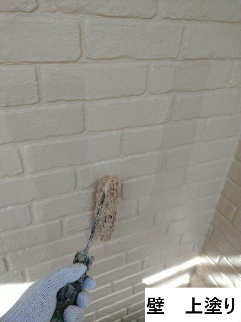 上塗りを行います。<br />
塗料の性能を十分に発揮させるためには、上塗りの塗装が必要不可欠です。